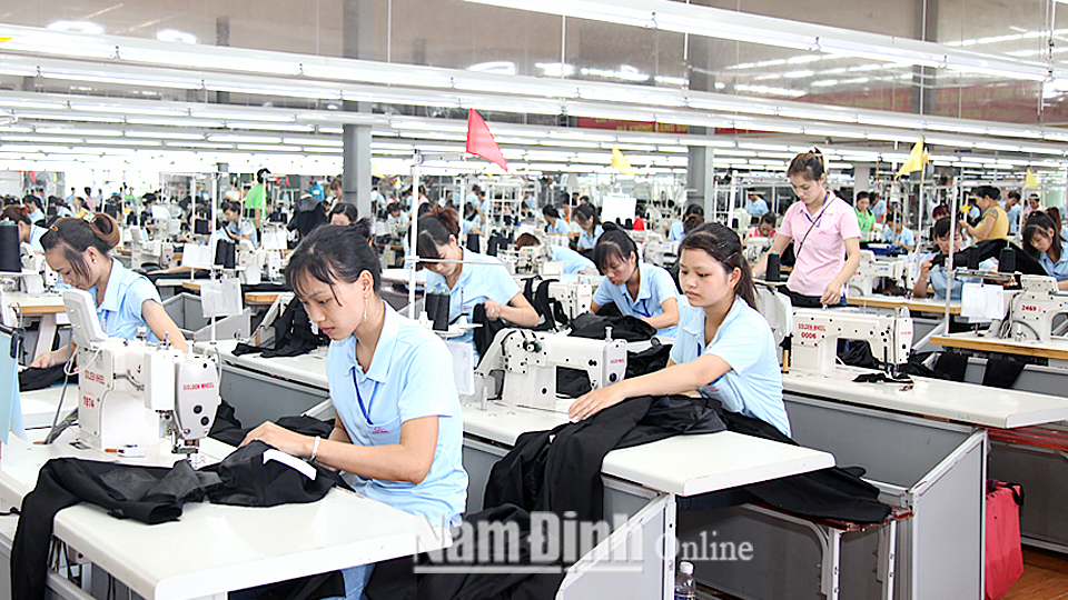 Công ty May Sông Hồng, Cụm công nghiệp xã Hải Phương (Hải Hậu) tạo việc làm, thu nhập ổn định cho hơn 2.000 lao động địa phương. 