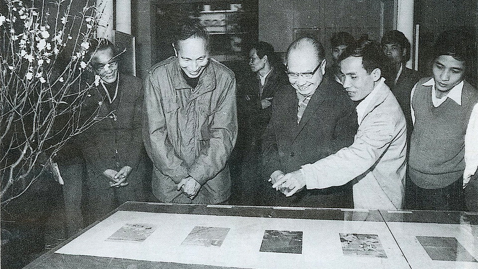 Đồng chí Trường Chinh thăm triển lãm tranh của họa sĩ Lê Lam, ngày 24-12-1981.