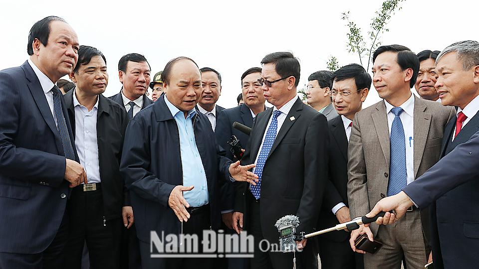 Thủ tướng Chính phủ Nguyễn Xuân Phúc thăm xã nông thôn mới Hải Đông (Hải Hậu) tháng 2-2018.