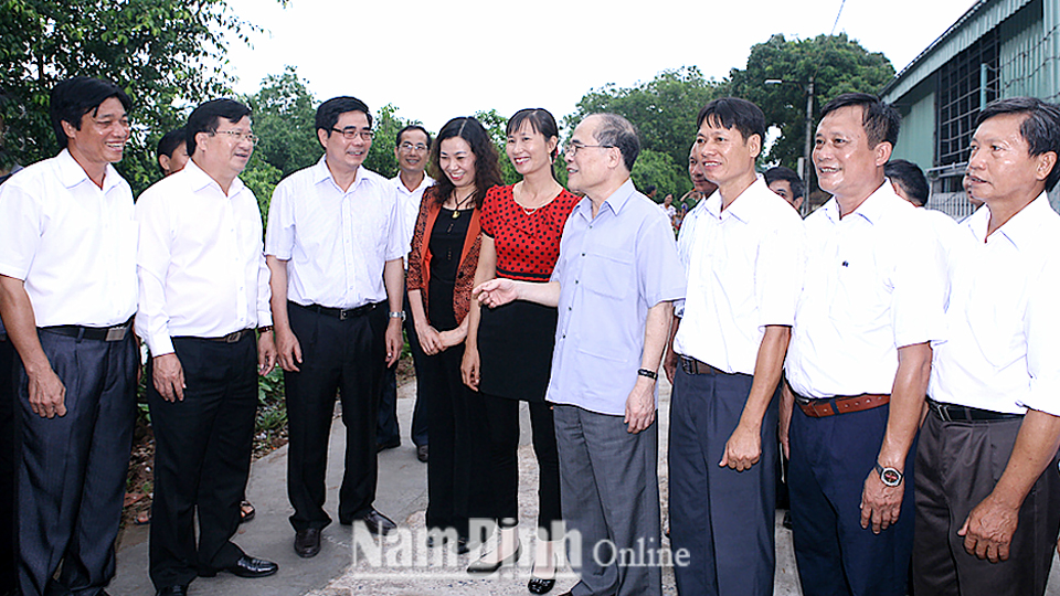 Đồng chí Nguyễn Sinh Hùng, nguyên Ủy viên Bộ Chính trị, nguyên Chủ tịch Quốc hội thăm, kiểm tra việc triển khai Nghị quyết Trung ương 7 về nông nghiệp, nông thôn, nông dân tại xã Hải Sơn (Hải Hậu) năm 2013.