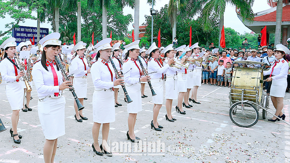 Biểu diễn kèn đồng nữ trong Ngày hội Văn hóa - Thể thao huyện Hải Hậu.