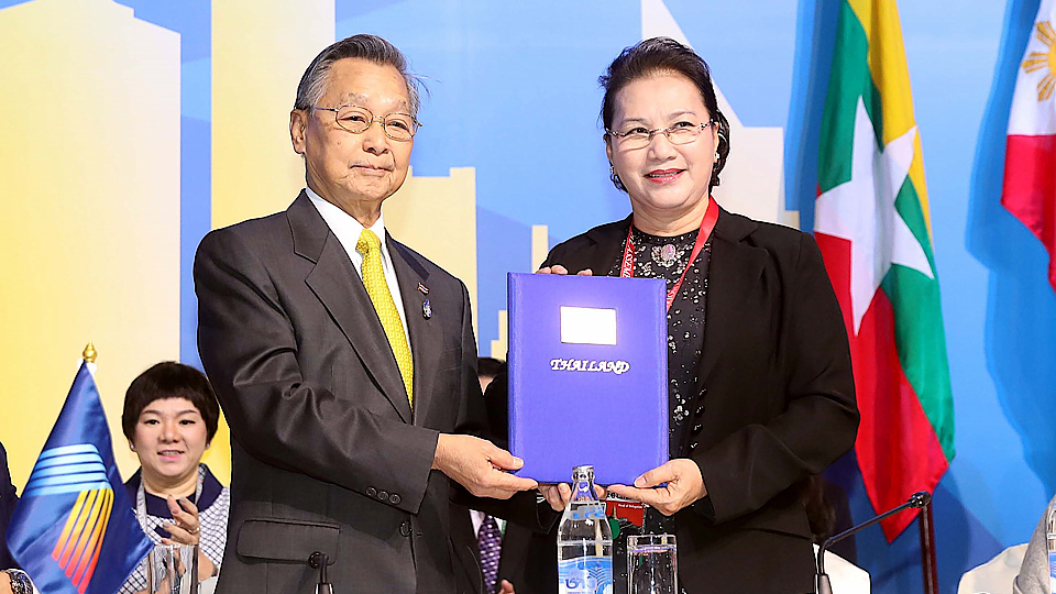 Chủ tịch Quốc hội Nguyễn Thị Kim Ngân tiếp nhận chức Chủ tịch Đại Hội đồng Liên nghị viện ASEAN lần thứ 41. Ảnh: Trọng Đức - TTXVN
