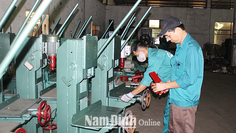 Sản phẩm máy đục lỗ vuông của Công ty Trách nhiệm hữu hạn Cơ khí Đình Mộc (Xuân Trường).