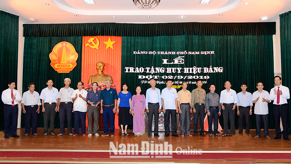Đồng chí Nguyễn Anh Tuấn, Ủy viên Ban Thường vụ Tỉnh ủy, Bí thư Thành ủy Nam Định trao Huy hiệu Đảng cho các đảng viên cao tuổi Đảng.