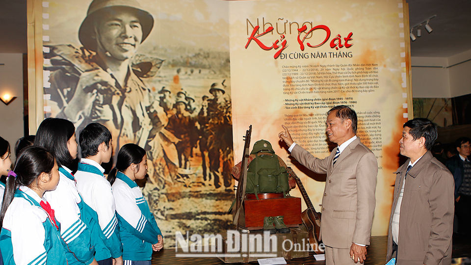 Thiếu tướng, Anh hùng Lực lượng vũ trang nhân dân Hoàng Kiền kể chuyện Bác Hồ 5 lần về thăm Nam Định cho thế hệ trẻ tại Bảo tàng Nam Định. Ảnh: Việt Thắng