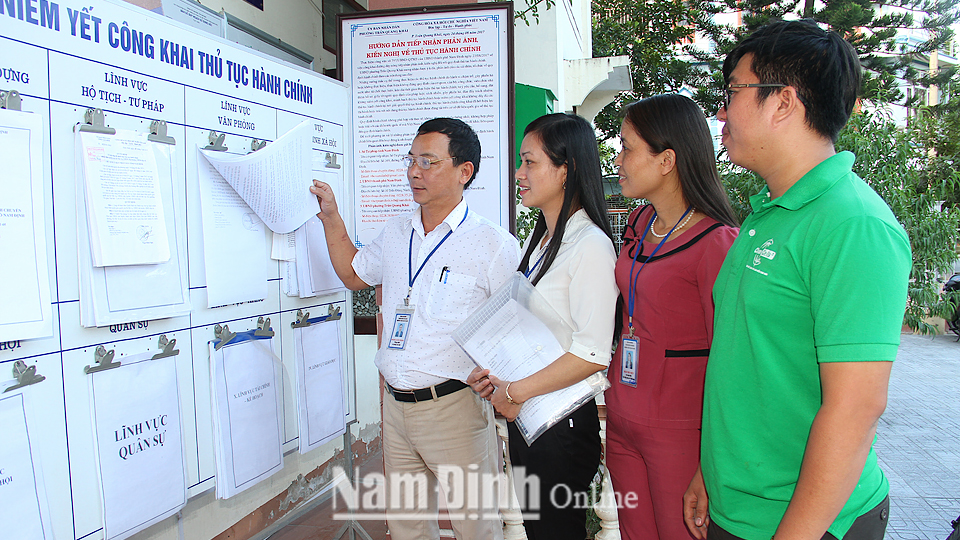 Cán bộ phường Trần Quang Khải hướng dẫn thủ tục hành chính phục vụ nhân dân.