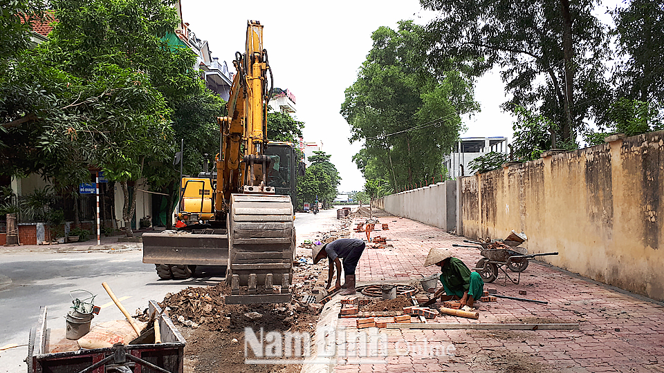 Thi công các hạng mục tại đường Nguyễn Viết Xuân thuộc dự án thoát nước cho toàn bộ lưu vực phía tây nam, tây bắc Khu đô thị Hòa Vượng.