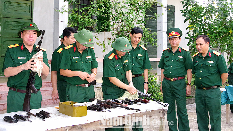 Cán bộ Phòng Kỹ thuật (Bộ Chỉ huy Quân sự tỉnh) thường xuyên kiểm tra, bảo dưỡng vũ khí đạn.
