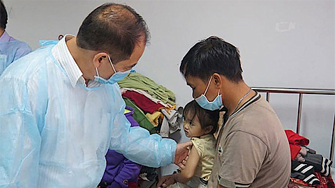 Cục trưởng Cục Y tế dự phòng Trần Đức Phu thăm bệnh nhân bạch hầu tại khu vực cách ly của bệnh viện Đa khoa vùng Tây Nguyên.