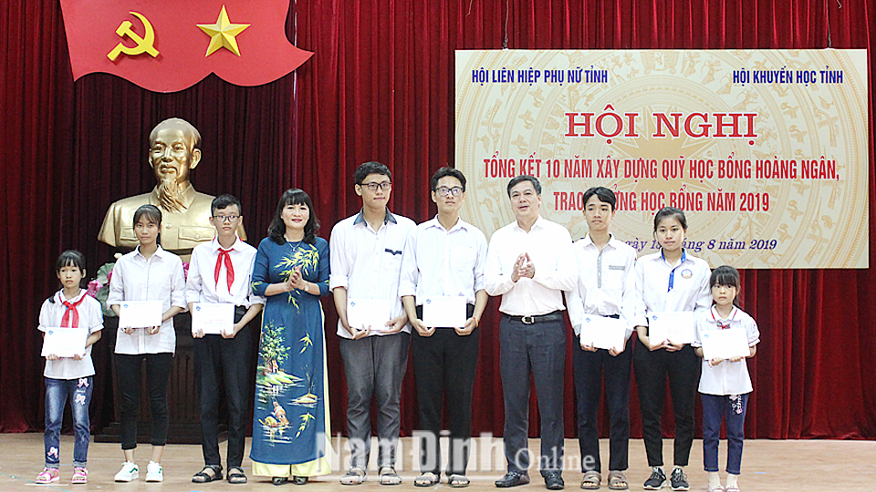 Trao học bổng Hoàng Ngân cho học sinh đạt thành tích xuất sắc năm học 2018-2019.