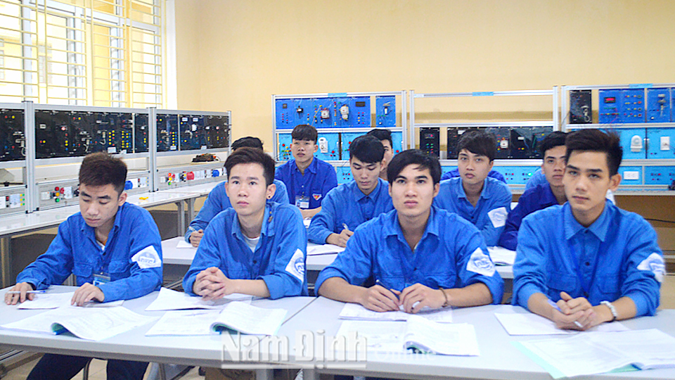 Trường Cao đẳng Nghề Nam Định có 100% sinh viên tham gia bảo hiểm y tế.