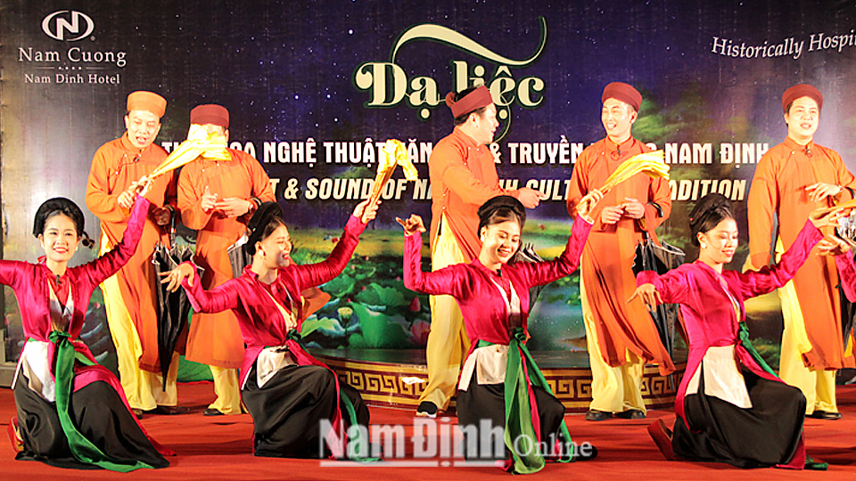 Một tiết mục biểu diễn nghệ thuật trong buổi Dạ tiệc “Tinh hoa nghệ thuật văn hoá và truyền thống Nam Định”.