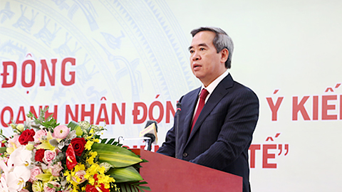 Đồng chí Nguyễn Văn Bình phát biểu tại Lễ phát động. 