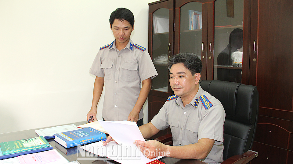 Lãnh đạo Chi cục Thi hành án dân sự huyện Mỹ Lộc kiểm tra tiến độ giải quyết các vụ việc thi hành án dân sự.