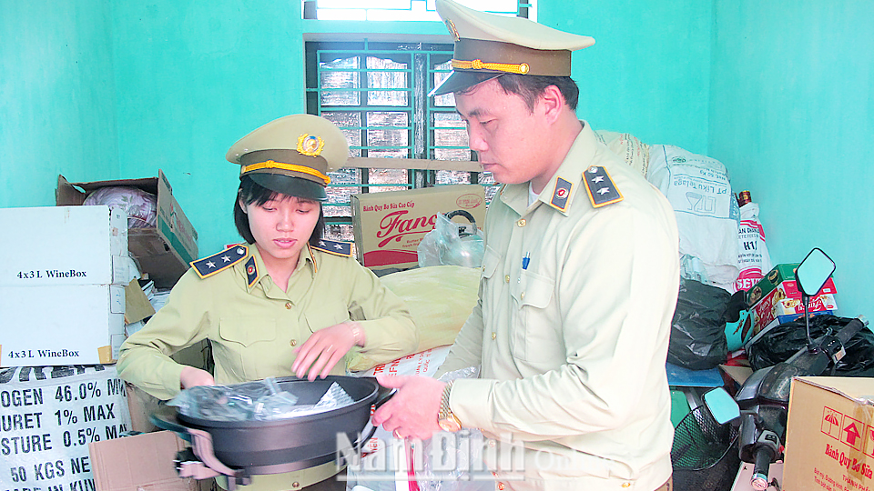 Lực lượng Quản lý thị trường huyện Xuân Trường thu giữ sản phẩm không rõ nguồn gốc của các đơn vị bán hàng đa cấp.