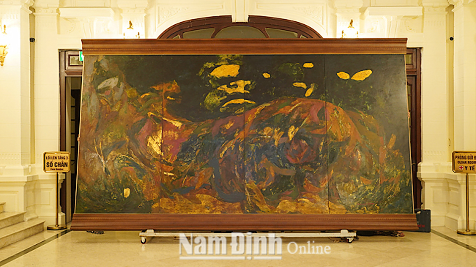 Bức tranh “Hồn Nước” được trưng này tại đại sảnh Nhà hát Lớn Hà Nội.