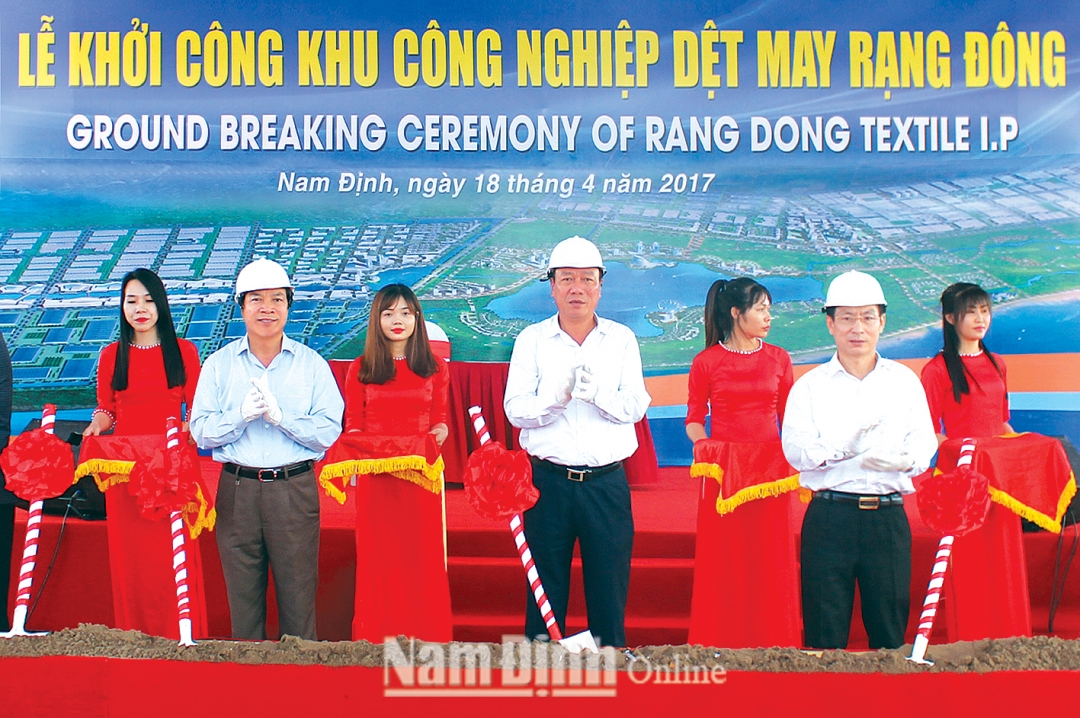 Các đồng chí lãnh đạo tỉnh dự lễ khởi công Khu công nghiệp Dệt may Rạng Đông. Ảnh: PV