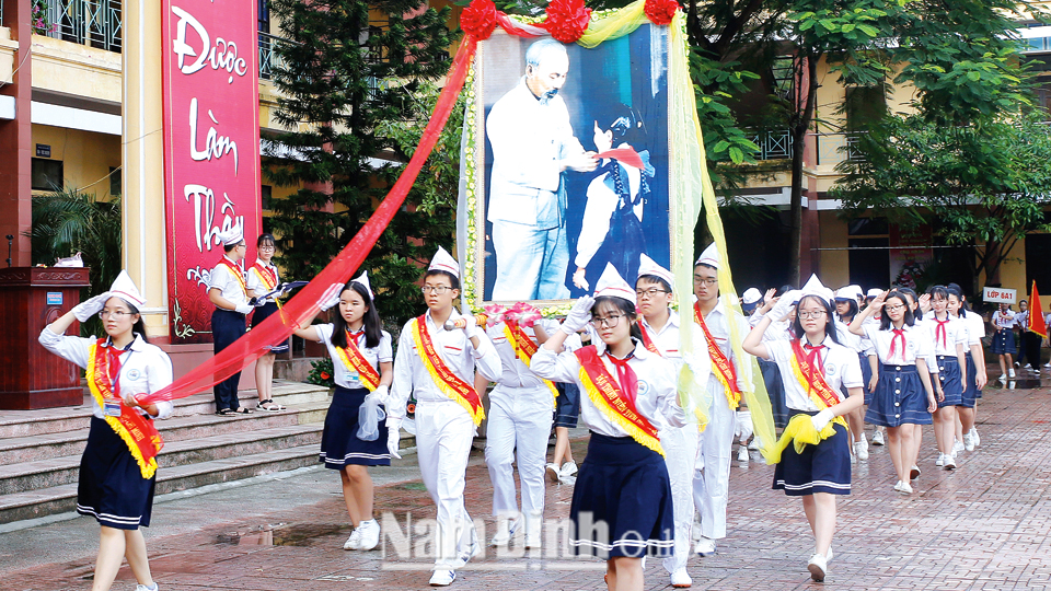 Học sinh Trường Trung học cơ sở Trần Đăng Ninh (thành phố Nam Định) thực hiện nghi thức trong lễ khai giảng năm học 2019-2020.