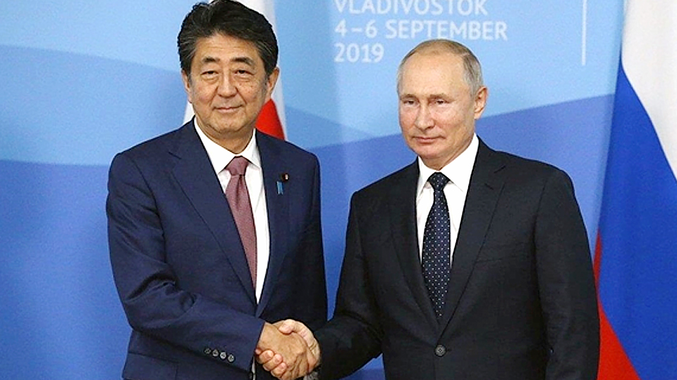  Tổng thống Nga Vladimir Putin (bên phải) và Thủ tướng Nhật Bản Abe Shinzo. Ảnh: Rg.ru. 