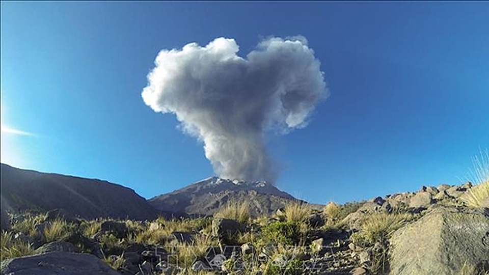  Tro bụi phun lên từ núi lửa Ubinas ở Moquegua, Peru. Ảnh: TTXVN. 