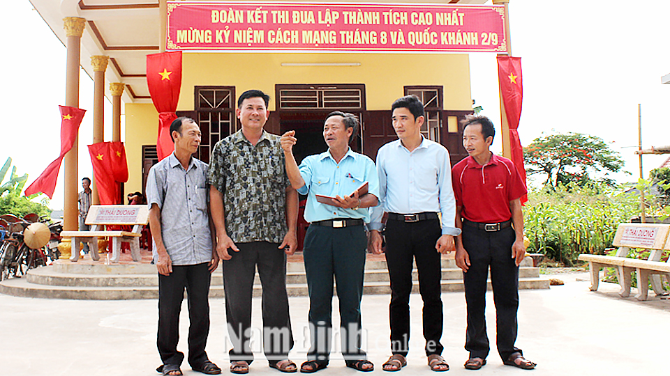 Ban chi uỷ thôn 5, xã Trực Thuận họp bàn xây dựng các công trình phụ trợ tại nhà văn hoá  phục vụ đời sống tinh thần của nhân dân.