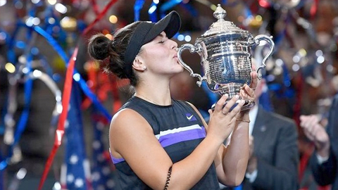 Bianca Andreescu hạnh phúc bên chiếc cúp vô địch Mỹ mở rộng, danh hiệu Grand Slam đầu tiên trong sự nghiệp của cô. (Ảnh: Reuters)