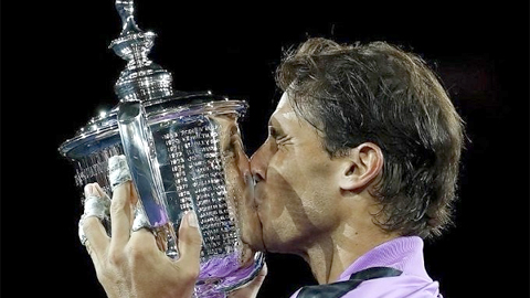 Rafa Nadal hạnh phúc bên chiếc cúp vô địch Mỹ mở rộng thứ tư trong sự nghiệp. (Ảnh: Reuters)