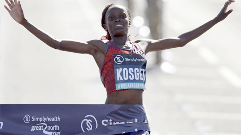 Brigid Kosgei phá vỡ kỷ lục trên đường đua bán marathon dành cho nữ giới trong giải chạy Great North Run 2019. Ảnh: AP