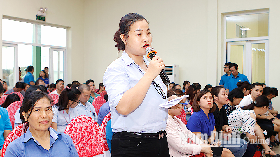 Đại diện người lao động nêu câu hỏi về chính sách bảo hiểm xã hội tại hội nghị gặp gỡ, đối thoại giữa UBND tỉnh với công nhân tổ chức tại Khu công nghiệp Bảo Minh (Vụ Bản).