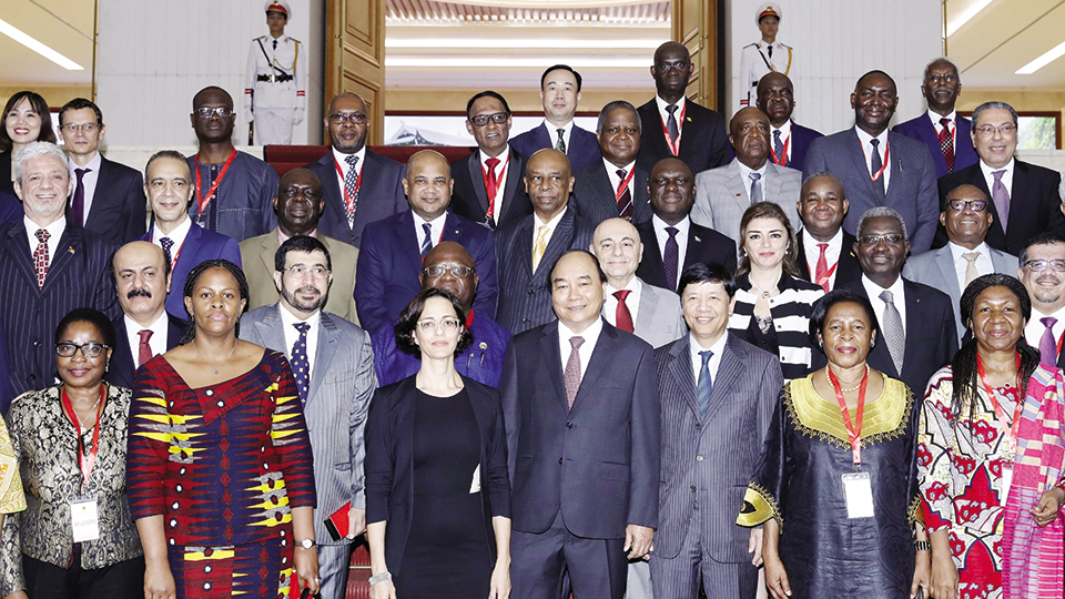 Thủ tướng Nguyễn Xuân Phúc với Đại sứ các nước Trung Đông - châu Phi.  Ảnh: Thống Nhất - TTXVN
