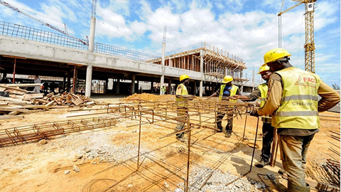Công nhân làm việc tại một công trường xây dựng ở Ga-bông. Ảnh: AFP