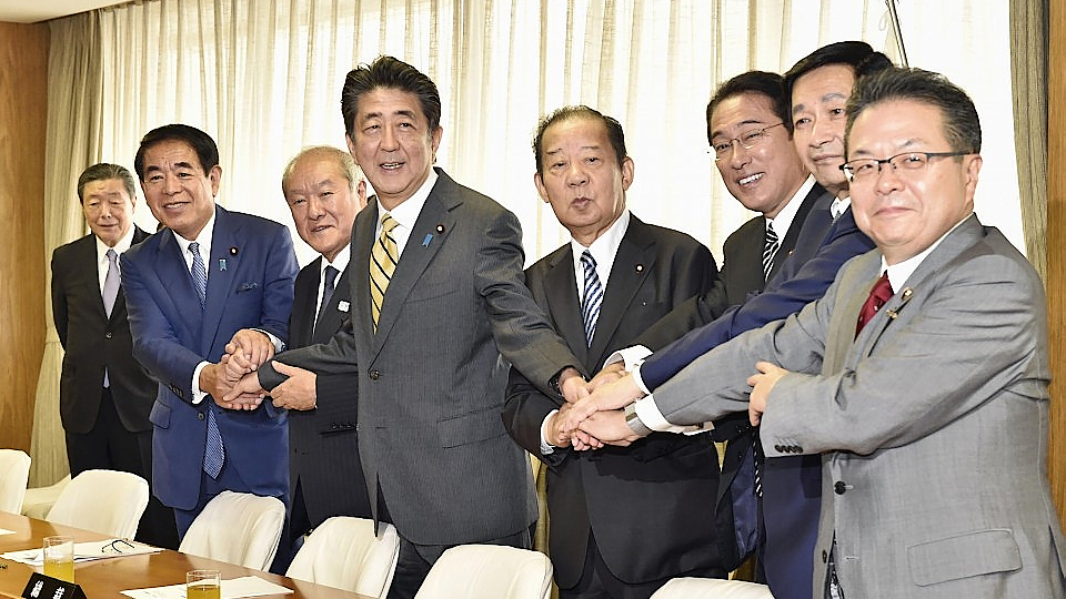 Thủ tướng Nhật Bản Shinzo Abe cùng các thành viên nội các (Ảnh: KYODO)