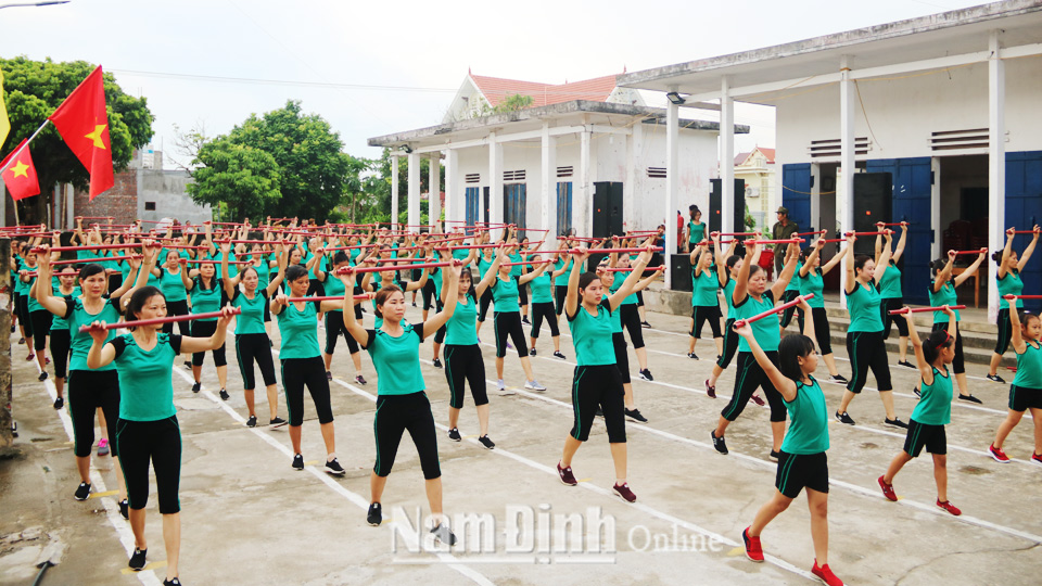 Một buổi tập thể dục nhịp điệu của Câu lạc bộ Phụ nữ sống vui, sống khỏe xóm 10, xã Xuân Bắc.