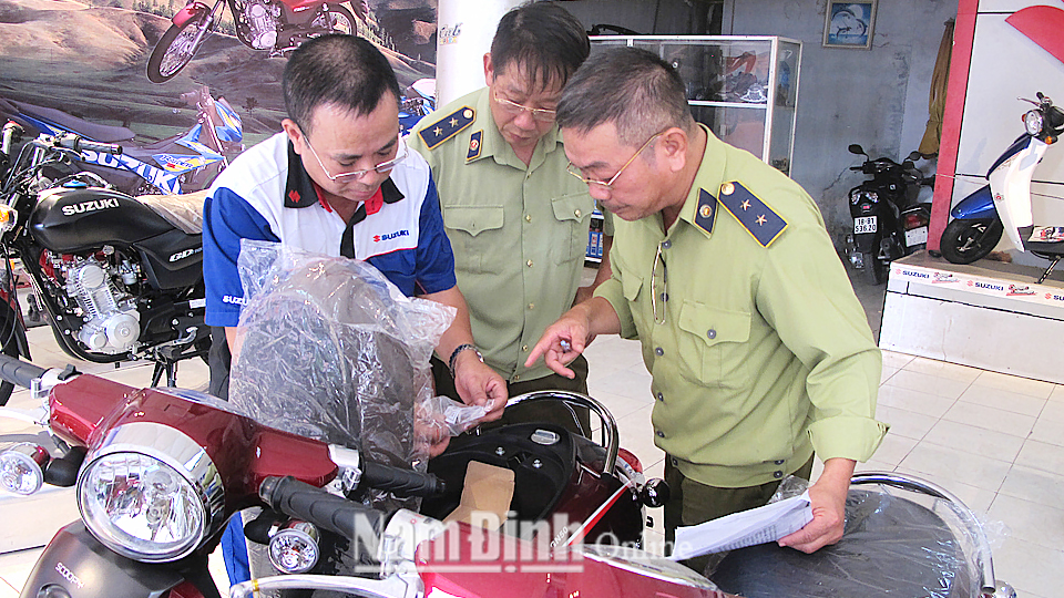 Lực lượng Quản lý thị trường kiểm tra sản phẩm xe máy dưới 50cc tại cửa hàng Trọng Sơn, thành phố Nam Định.