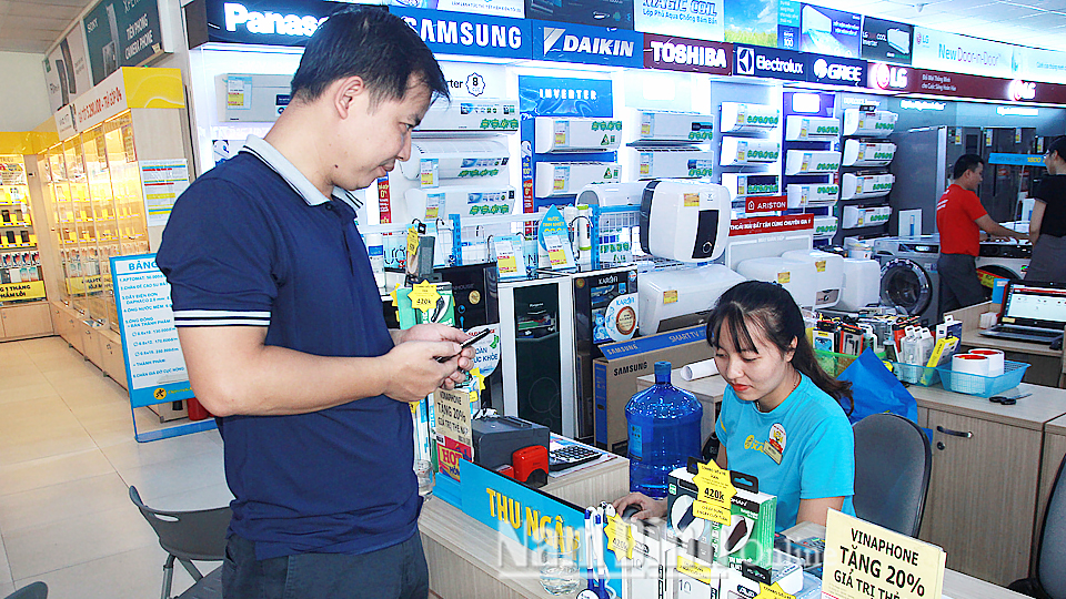 Khách hàng thanh toán bằng dịch vụ ví điện tử tại Siêu thị Điện máy Xanh, Khu đô thị Hòa Vượng (thành phố Nam Định).