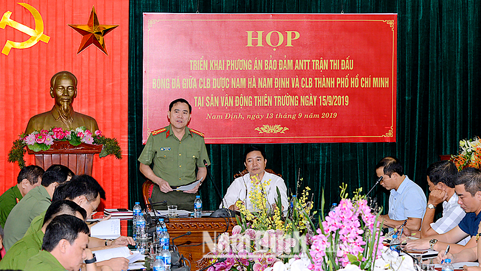 Đồng chí Đại tá Phạm Văn Long, Ủy viên Ban Thường vụ Tỉnh ủy, Giám đốc Công an tỉnh phát biểu tại hội nghị.