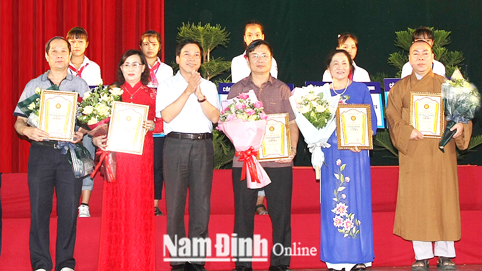 Đồng chí Trần Văn Chung, Phó Bí thư Thường trực Tỉnh uỷ, Chủ tịch HĐND tỉnh tặng hoa các nhà tài trợ.