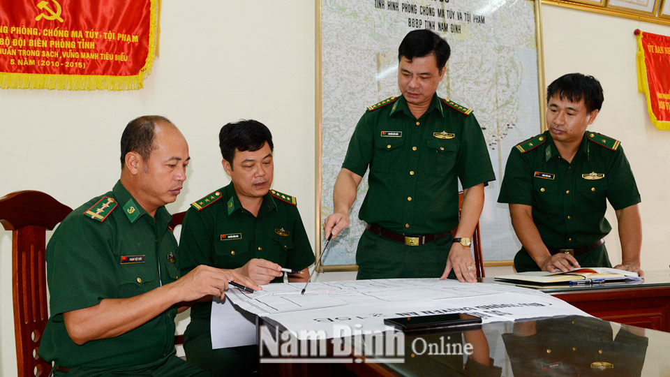 Đại tá Nguyễn Đức Hiến, Trưởng phòng Phòng chống ma túy và tội phạm (Bộ đội Biên phòng tỉnh) chỉ đạo điều tra, phá án trên tuyến biển.