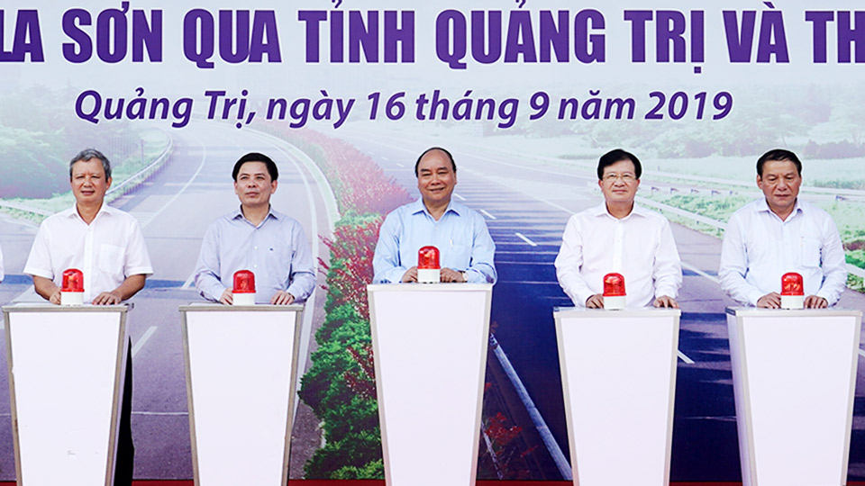 Thủ tướng Nguyễn Xuân Phúc và các đại biểu thực hiện nghi thức khởi công dự án.  Ảnh: VGP/Quang Hiếu