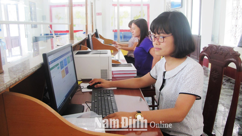 Giao dịch hành chính trên trục liên thông điện tử tại Trung tâm hành chính một cửa huyện Trực Ninh.  Bài và ảnh: Nguyễn Hương