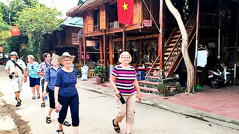 Du khách trải nghiệm du lịch cộng đồng tại xã Chiềng Châu, huyện Mai Châu (Hòa Bình). 