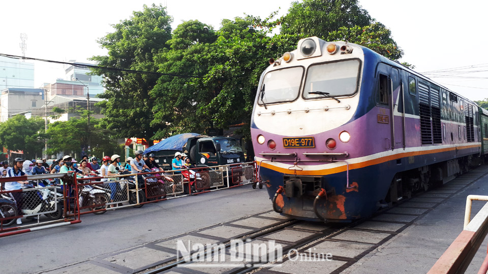 Đảm bảo an toàn giao thông đường sắt bằng giàn chắn đẩy thủ công tại nút giao Văn Cao - Giải Phóng - Song Hào (thành phố Nam Định).