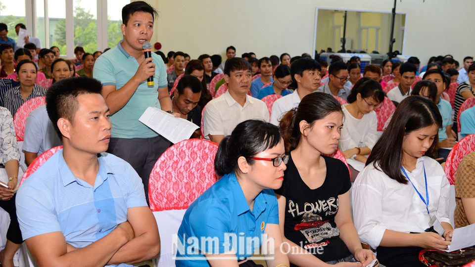 Người lao động trong Khu công nghiệp Bảo Minh (Vụ Bản) kiến nghị chế độ, chính sách với các cơ quan quản lý Nhà nước.