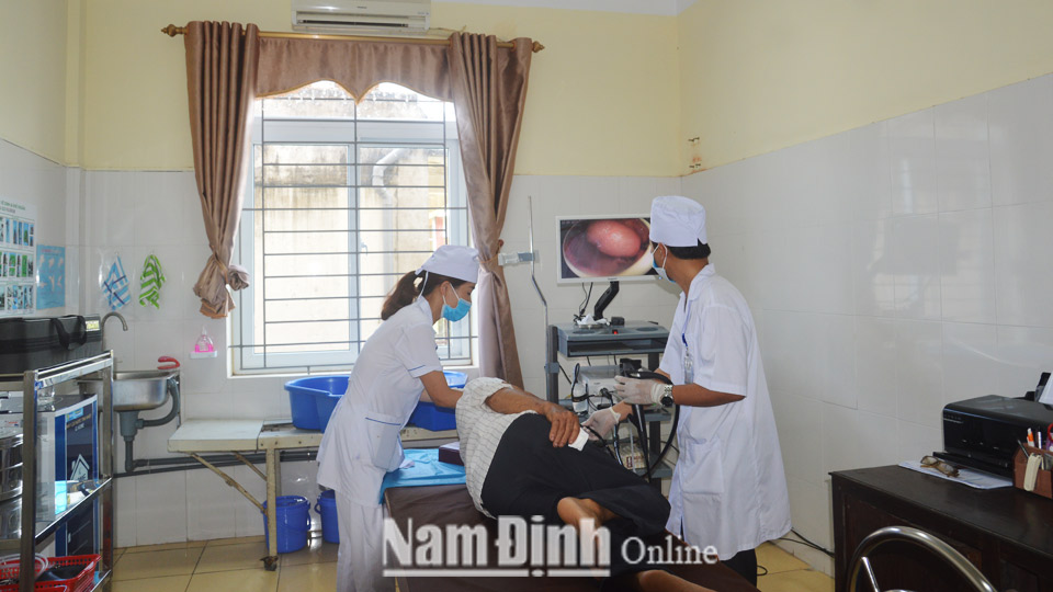 Cán bộ Trung tâm Y tế huyện Nghĩa Hưng thực hiện nội soi thực quản, dạ dày, tá tràng cho bệnh nhân.