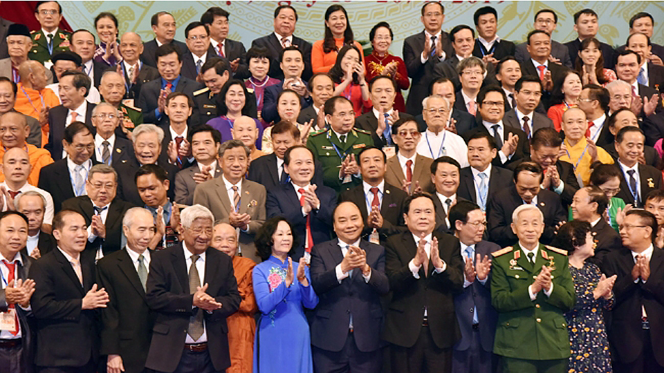 Thủ tướng Nguyễn Xuân Phúc, các đồng chí lãnh đạo Đảng, Nhà nước với các Ủy viên Ủy ban Trung ương Mặt trận Tổ quốc Việt Nam khóa IX. Ảnh: DUY LINH