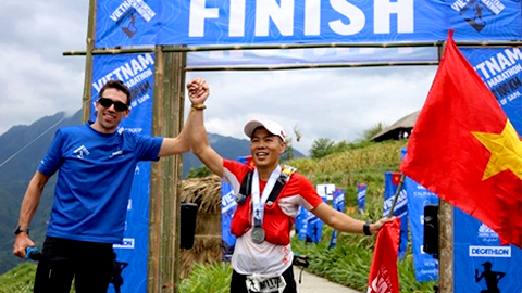     Niềm vui của Nguyễn Tiến Hùng khi về nhất cự ly 100km tại Vietnam Mountain Marathon 2019. Ảnh: VMM