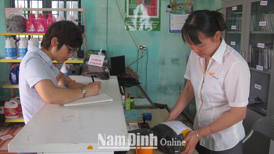 Nhân viên Bưu điện văn hóa xã Nghĩa Minh (Nghĩa Hưng) kiểm tra, tiếp nhận bưu phẩm.