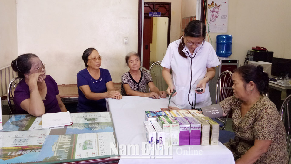 Một buổi khám, tư vấn về sức khỏe cho người cao tuổi tại thị trấn Nam Giang.      Ảnh: Do cơ sở cung cấp