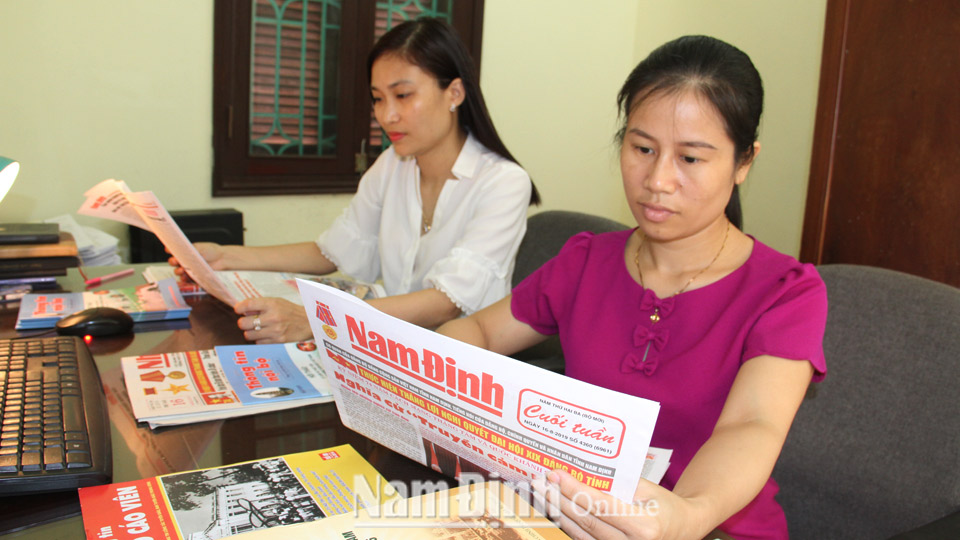 Cán bộ Ban Tuyên giáo Huyện ủy Mỹ Lộc tìm hiểu gương điển hình tiên tiến trong học và làm theo Bác trên Báo Nam Định.