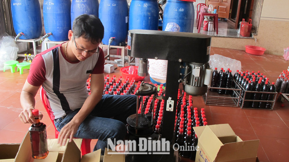 Sản xuất mắm tại cơ sở chế biến nước mắm Lâm Bão, thị trấn Cồn (Hải Hậu).